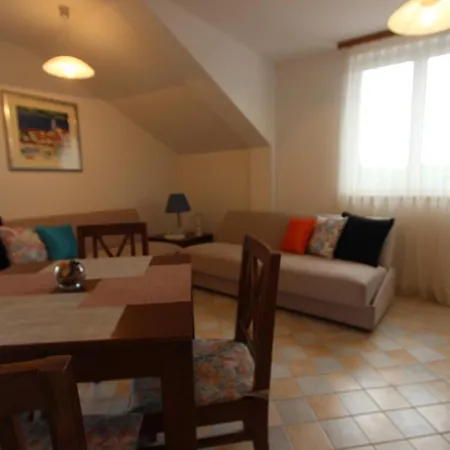 Pansion And Chiara Apartment *